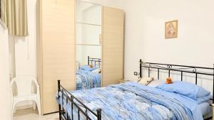 une chambre avec deux lits et un grand miroir dans l'établissement P062 - Porto Recanati, bilocale a 30mt dal mare, à Porto Recanati 5 autres photos