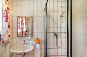 une salle de bain avec lavabo et douche dans l'établissement Ferienwohnung Landleben, à Hofgeismar