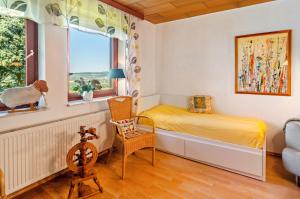 une chambre avec un lit, une chaise et une fenêtre dans l'établissement Ferienwohnung Landleben, à Hofgeismar