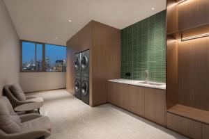 eine Waschküche mit einem Waschbecken und einer Waschmaschine in der Unterkunft Holiday Inn Shanghai Jing'an in Shanghai