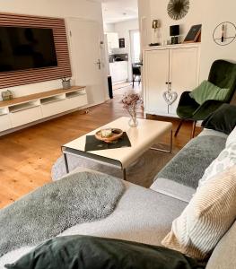 TV a/nebo společenská místnost v ubytování BeeHome Euskirchen