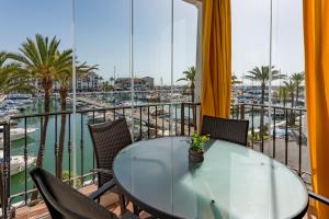 A balcony or terrace at marina real 221