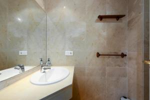 A bathroom at marina real 221