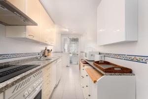 A kitchen or kitchenette at marina real 221