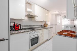 A kitchen or kitchenette at marina real 221