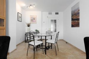 A seating area at marina real 221