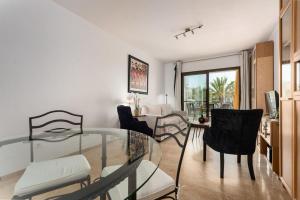 A seating area at marina real 221