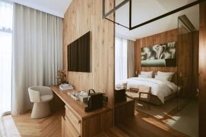 Un pat sau paturi într-o cameră la LAF boutique resort