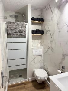 Et badeværelse på Appartement Confort-Terrasse-Parking-Wifi-Cap d'agde