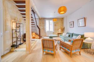 un salon avec un canapé et une table dans l'établissement La Socket - maison près du centre-ville, à Le Bouscat