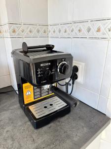 una macchina per caffè espresso nera appoggiata su un bancone di Apartman Foz Lagoon a Foz do Arelho Altre 27 foto
