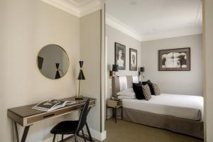 Postel nebo postele na pokoji v ubytování Condotti Boutique Hotel