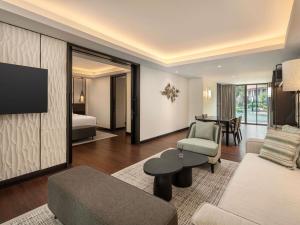 TV a/nebo společenská místnost v ubytování Pullman Bali Legian Beach