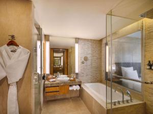 Koupelna v ubytování Pullman Bali Legian Beach