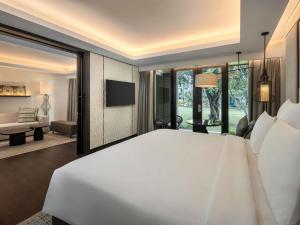 TV a/nebo společenská místnost v ubytování Pullman Bali Legian Beach