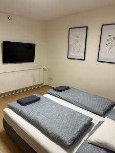 Postel nebo postele na pokoji v ubytování KatalinKert Apartman 2