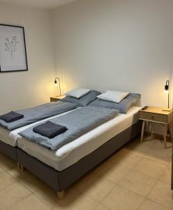 Postel nebo postele na pokoji v ubytování KatalinKert Apartman 2