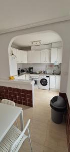 Köök või kööginurk majutusasutuses Villa with private pool