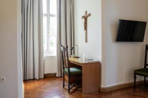 Televízia a/alebo spoločenská miestnosť v ubytovaní Johannes Schlössl - Gästehaus der Pallottiner am Mönchsberg