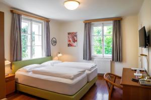 Postel nebo postele na pokoji v ubytování Johannes Schlössl - Gästehaus der Pallottiner am Mönchsberg + 37 fotografií