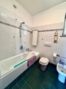 a bathroom with a tub and a toilet and a sink at Wonder View - relax and nature in Varenna