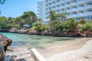 uitzicht op het hotel vanaf het strand bij Cala Egos Villa - S'Estel in Cala d´Or