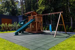 un parco giochi con scivolo e altalena di Amber Elegance Stegna w Apartamentach Bursztynowych a Stegna