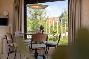 TV a/nebo společenská místnost v ubytování Hello Zeeland - Tiny House Zeeuwse Liefde 4