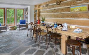 une salle à manger avec une table et des chaises en bois dans l'établissement Chata Nad Wisłokiem, à Wisłok Wielki
