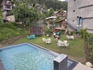 Sundlaugin á Smuggler Resort By West Western Manali eða í nágrenninu