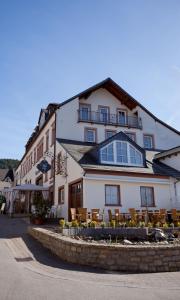 ニッテルにあるWinzerhof Greifの白い大きな建物(椅子付)