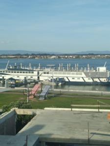 un grande edificio bianco con vista sull'acqua di Casa Das Riscas Verdes a Gafanha da Encarnação Altre 15 foto