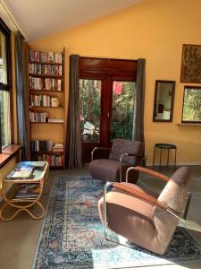 Ruang duduk di Cozy house in the middle of nature