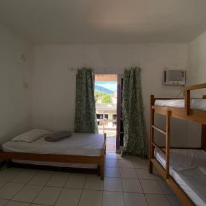 安格拉杜斯雷斯Hostel ABC的一间卧室，有两张双层床和一扇窗户