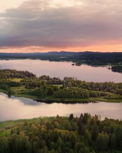 卡利克斯SKOG - Aurora Igloos Resort的日落时分的湖景空中景观