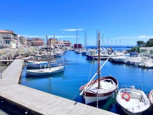 a bunch of boats are docked in a harbor at IDA PALACE, nuovo appartamento deluxe fronte mare in Stintino