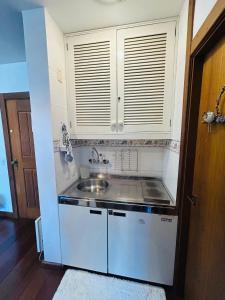 Dapur atau dapur kecil di Vale Azul Apartamento em Gramado!