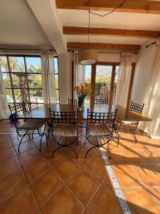 a dining room with a table and chairs at Beniarbeig in El Campello