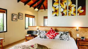 Postel nebo postele na pokoji v ubytování Muri Beach Resort