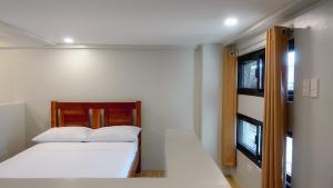 Giường trong phòng chung tại Sea Break La Union