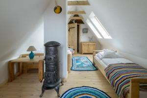 une chambre avec un lit et une table dans une pièce dans l'établissement Chata Nad Wisłokiem, à Wisłok Wielki