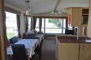 Η κουζίνα ή μικρή κουζίνα στο C5, The Old Mill Caravan Park, Brodie