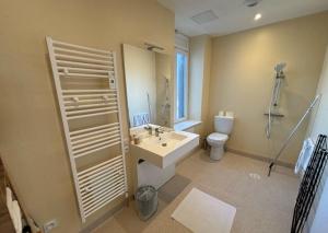 een badkamer met wastafel en toilet bij La Fontaine in Neussargues en Pinatelle
