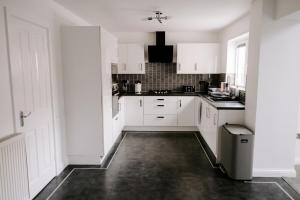 Η κουζίνα ή μικρή κουζίνα στο Gadbridge - 3 Bedroom House, parking and garden!