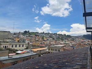 Vista generica su Quito o vista sulla città dall'interno dell'ostello