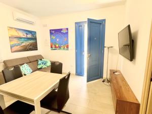 a living room with a table and a couch at Mavitur Salento Apartments in Torre San Giovanni Ugento