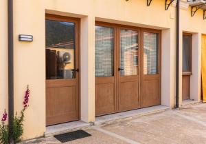 un par de puertas de madera en una casa en Angela, en Teulada