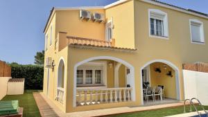Photo de la galerie de l'établissement Chalet Villafranca Menorca con piscina privada, à Cala'n Bosch