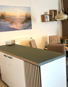 une cuisine avec un comptoir et une salle à manger dans l'établissement Duke-Fewo am Meer im Haus Atlantic beim Kurpark, à Grömitz 37 autres photos