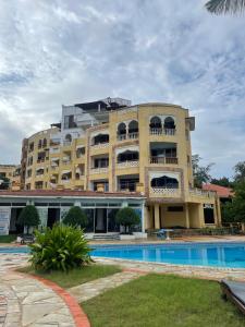 Πισίνα στο ή κοντά στο Cool Breeze Beachfront Apartments,Shanzu